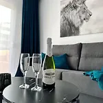 아파트 Natalia Apartment With Pool & Private Patio *