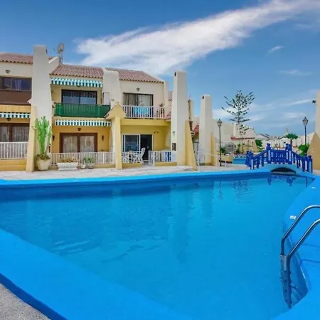 Natalia With Pool & Private Patio אדחה